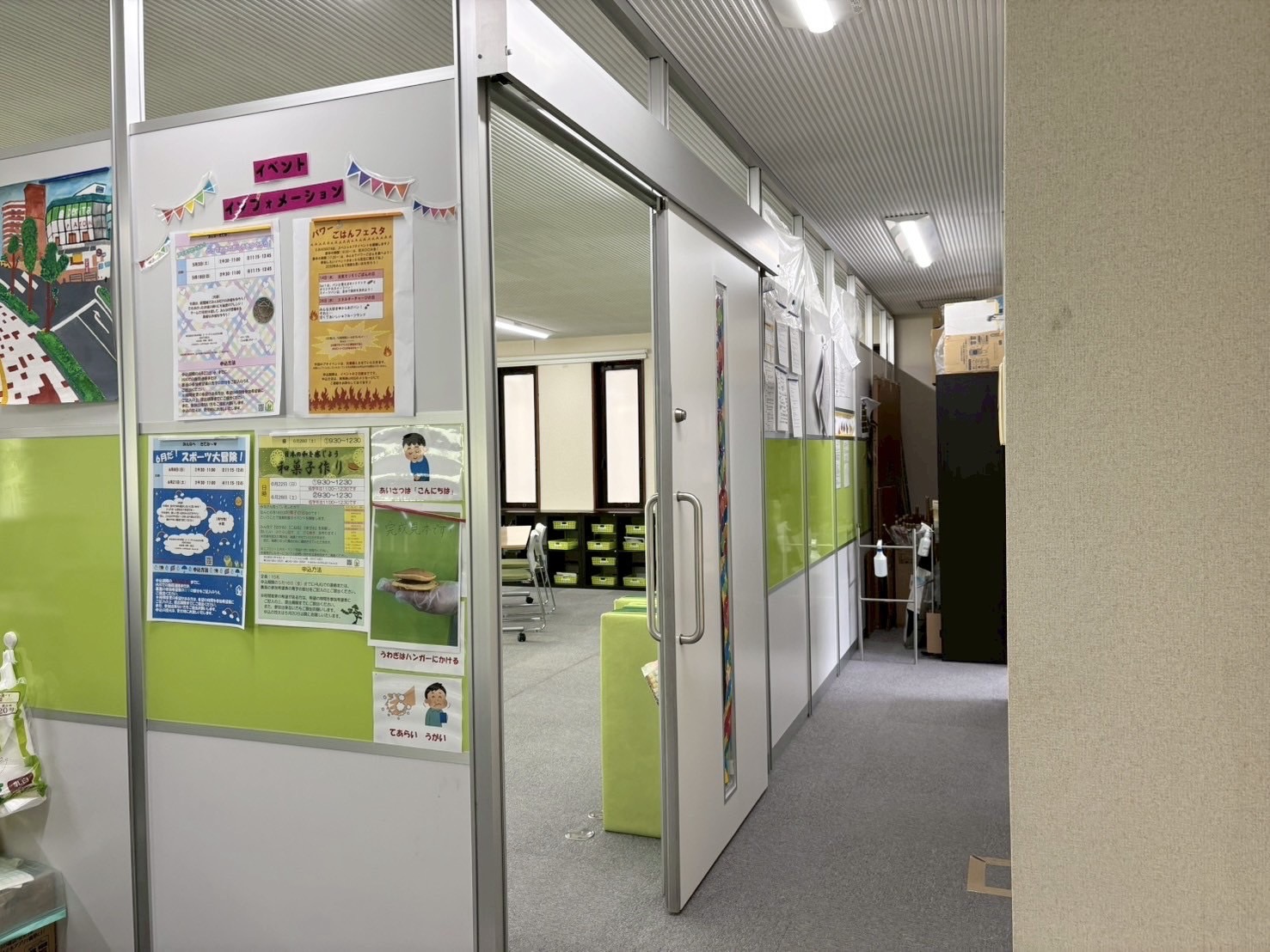 写真画像：お手洗いに並ぶためのサポート