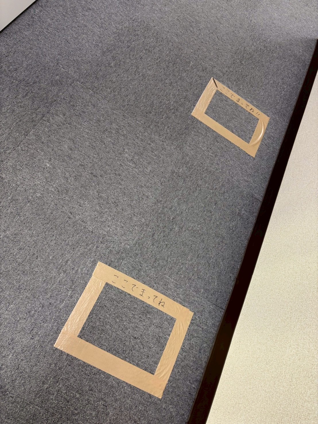 写真画像：お手洗いに並ぶためのサポート