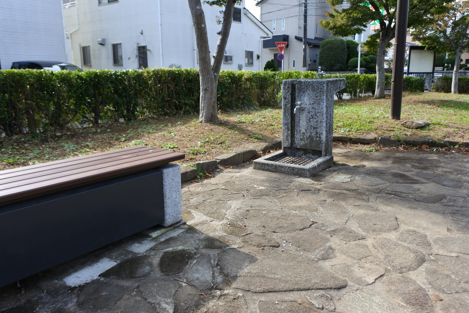 写真画像：ベンチと水道