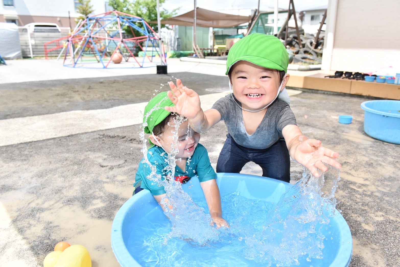 写真画像：きらり美南保育園 水遊び