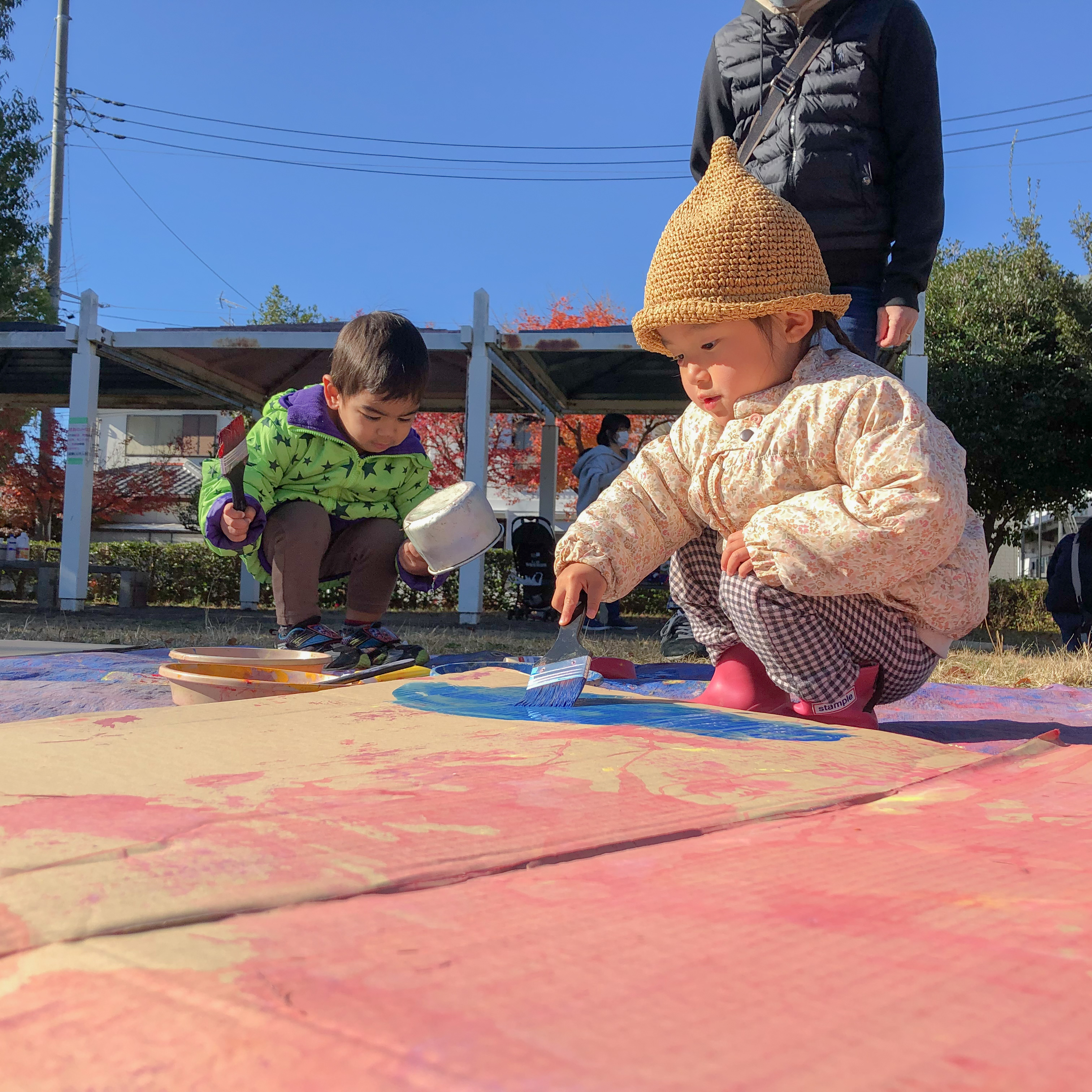 写真画像：公園で絵の具遊びをする子ども