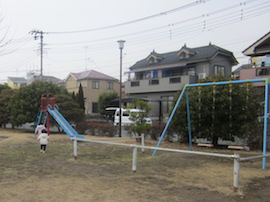 写真画像：公園にあるすべり台とブランコ