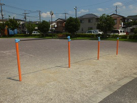 写真画像：公園にある鉄棒