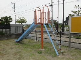 写真画像：公園にあるすべり台