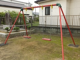 写真画像：神社にあるブランコ