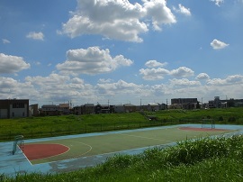 写真画像：公園にある多目的スポーツ広場