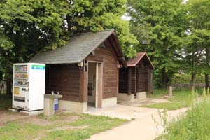 写真画像：トイレと自動販売機